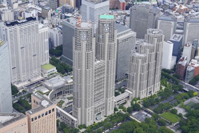 東京都庁舎＝東京都新宿区で2025年6月4日午後1時57分、本社ヘリから