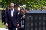 稲嶺恵一沖縄県知事（中央右端）の案内で、「平和の礎」を視察するクリントン米大統領（同左端）と娘のチェルシーさん（同奥）＝沖縄県糸満市の平和祈念公園で2000年7月21日午前10時25分、山下浩一撮影（肩書はいずれも当時）