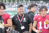 ハーフタイム中に選手たちと話す立命大の高橋健太郎監督（中央）＝神戸市の王子スタジアムで2025年5月25日午後0時35分、村上正撮影