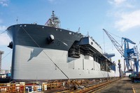 三菱重工業の造船所で定期オーバーホール（ROH）を終えた米海軍の遠征洋上基地鑑「ミゲルキース」。この規模の米海軍艦船のROHを日本企業が受注したのは初めてという＝横浜市で4月15日、米インド太平洋軍提供