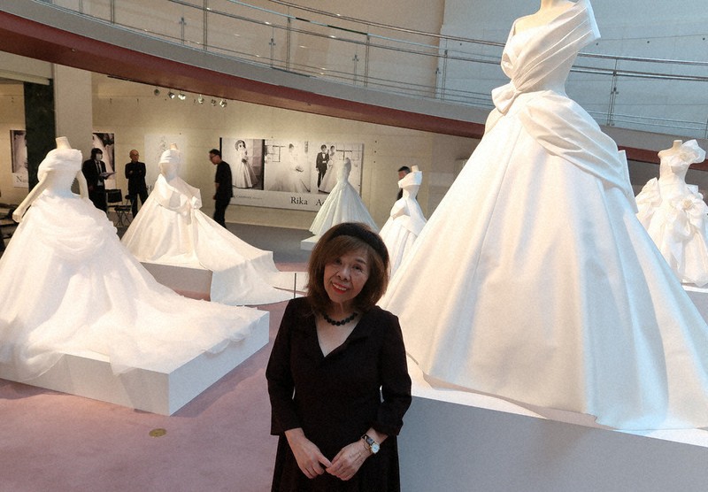 エマ理永さん展覧会 究極の造形美求め 7月3日まで南青山・ドレス40点