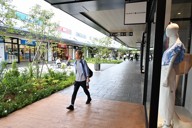 三井アウトレットパーク木更津の第4期増床エリアの内覧会の様子＝千葉県木更津市金田東3で2025年6月20日、宮田哲撮影