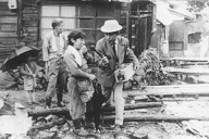 ラジオ記者時代の伊藤明彦さん（右）＝NPO法人「被爆者の声」提供