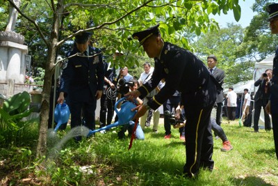 平和への歩み共に」 静岡空襲、日米合同で慰霊祭 記念樹に献水も