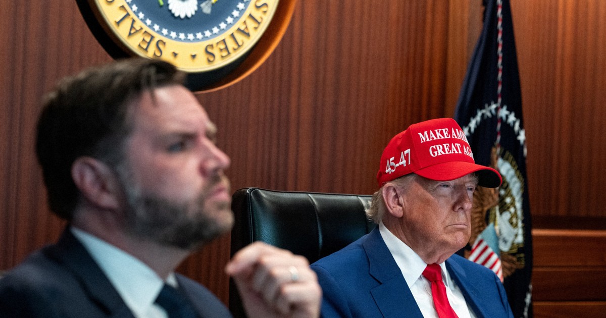 会議に臨む米トランプ大統領（右）。隣はバンス副大統領＝ワシントンで2025年6月21日、ホワイトハウス提供・ロイター　　　　　　　　