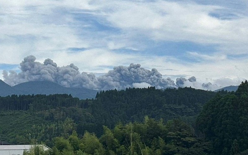新燃岳が7年ぶり噴火 噴火警戒レベル2継続 宮崎・鹿児島県境 | 毎日新聞