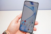 FCNT社が夏に発売する高機能スマホ「arrows Alpha」。ドコモからも8月下旬以降に発売となる＝記事中の写真はすべて筆者撮影