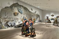 パナパン・ヨドマニーさん「アフターマス」（2016／25年）や、ヘリ・ドノさんとインディゲリラの合作「人類の自覚：中心への旅」（24～25年）などが並ぶ「ギャラリー1」展示室＝香川県直島町の直島新美術館で、上村里花撮影