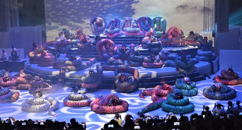 EXPO2025大阪・関西：観客魅了、55頭の「大蛇」 「石見神楽