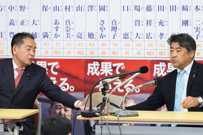 都議選の開票を見守る自民党の木原誠二選対委員長（右）と東京都連の井上信治会長＝自民党本部で2025年6月22日午後11時12分、猪飼健史撮影