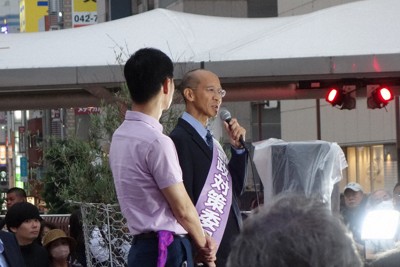 「再生の道」代表を務める石丸伸二氏と一緒に壇上に立つ浅井直之氏＝東京都町田市で6月8日午後6時28分、川上晃弘撮影