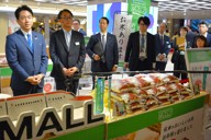 JR東日本が行う銘柄米販売の様子を視察する小泉進次郎農相ら＝JR東京駅で2025年6月23日午前10時4分、中津川甫撮影