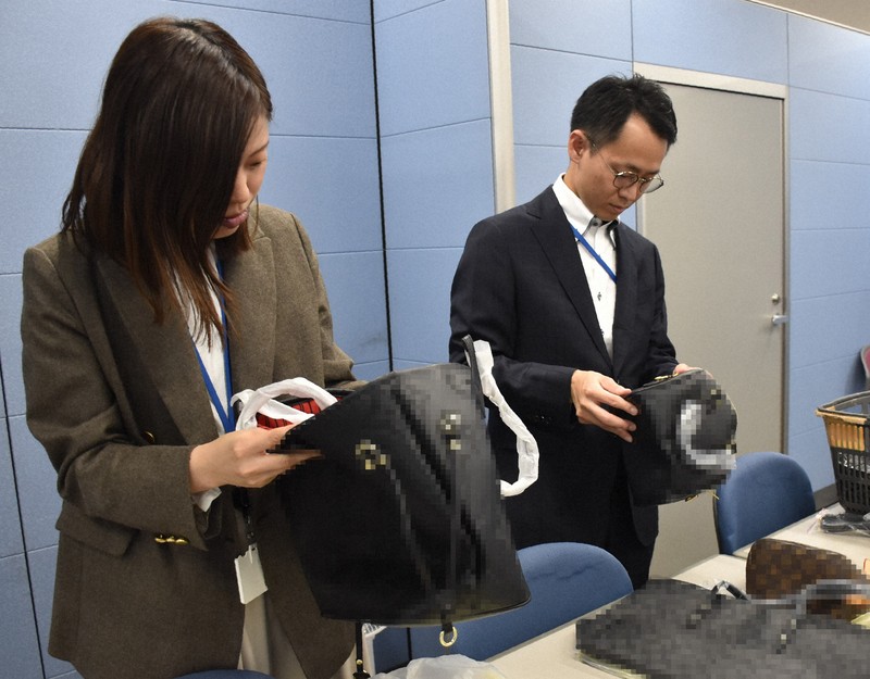 偽ブランド品見抜く「プロ集団」 水際対策最前線のカギは鼻と違和感