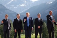 カナダで開かれた主要7カ国首脳会議に参加する（左から）マクロン仏大統領、カナダのカーニー首相、トランプ米大統領、スターマー英首相、メルツ独首相＝2025年6月16日、ロイター