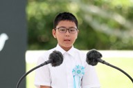 「平和の詩」を朗読する城間一歩輝さん＝沖縄県糸満市で2025年6月23日午後0時44分、喜屋武真之介撮影