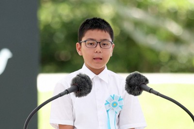 「平和の詩」を朗読する城間一歩輝さん＝沖縄県糸満市で2025年6月23日午後0時44分、喜屋武真之介撮影