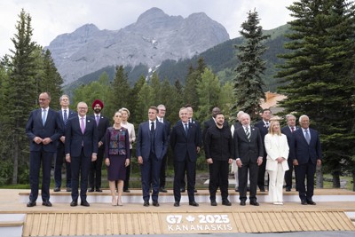 記念撮影に臨む石破茂首相（後列右から2人目）ら主要7カ国（G7）の首脳と招待国・国際機関のトップら。前列左から5人目は開催国カナダのマーク・カーニー首相、同6人目はウクライナのヴォロディミル・ゼレンスキー大統領。後列左端はドナルド・トランプ米大統領に代わり出席したスコット・ベッセント米財務長官＝カナダ・カナナスキスで2025年6月17日、AP
