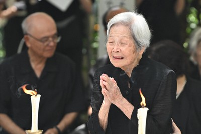 ひめゆりの塔で行われた慰霊祭で、手を合わせて涙する島袋淑子さん（右）＝沖縄県糸満市で2025年6月23日午前11時22分、北山夏帆撮影