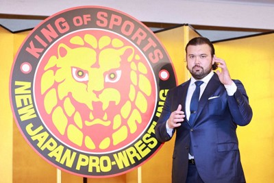 ＜ウルフ・アロン新日本プロレス入団会見＞ポーズを取るウルフ・アロン（撮影・篠原岳夫）