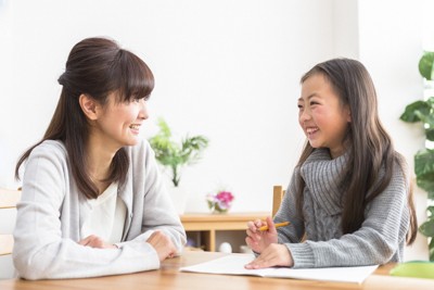 親子での会話が弾むと、子どもの学力にもいい影響を及ぼす？（写真はイメージ）＝ゲッティ