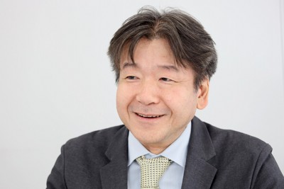 インタビューに答える白鳥浩・法政大大学院教授＝東京都千代田区で2025年6月13日、尾籠章裕撮影