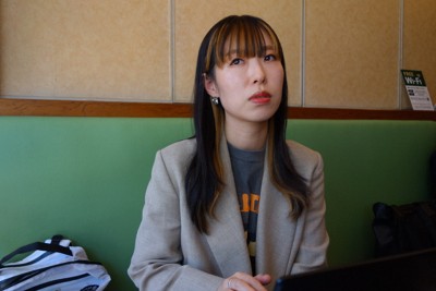 政治家へのSNS指南について語る飯島彩香さん＝東京都で5月8日、川上晃弘撮影