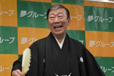 報道陣からさまざまにポーズを要求され「まるでデビューしたみたい」と笑う橋幸夫さん＝東京都文京区で2024年4月15日午後2時41分、西本龍太朗撮影