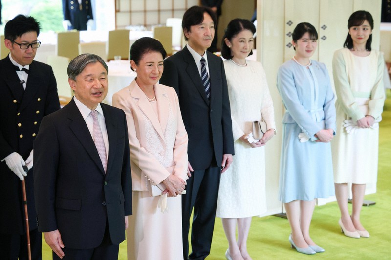 皇居に受賞者招き両陛下ら懇談 日本芸術院賞授賞式 [写真特集1/11