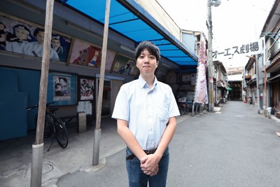 オーエス劇場の岸本徳治さん＝大阪市西成区で2025年5月23日、中川祐一撮影