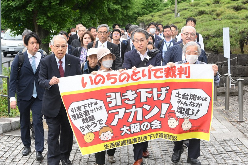 生活保護減額で「そんたく」 厚労省が「気が気でない」最高裁判決