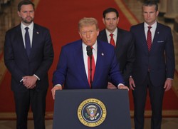 イランへの攻撃を発表するトランプ米大統領。左がバンス副大統領、右横がルビオ国務長官、その右にヘグセス国防長官。ネクタイの色が、その立場を示しているように映る＝ホワイトハウスで2025年6月21日、AP