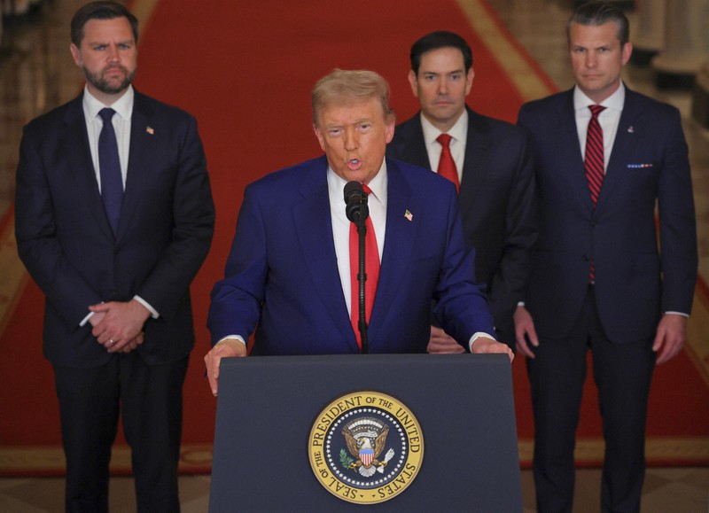 イランへの攻撃を発表するトランプ米大統領。左がバンス副大統領、右横がルビオ国務長官、その右にヘグセス国防長官。ネクタイの色が、その立場を示しているように映る＝ホワイトハウスで2025年6月21日、AP