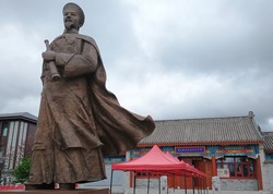 19世紀にロシア帝国との領土交渉で功績を上げた清王朝の官吏、呉大澂の銅像＝中国吉林省琿春市で2025年6月16日、河津啓介撮影