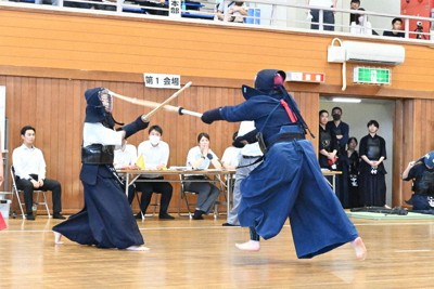 剣道の紅組予選リーグで戦う選手たち＝奈良市のロート奈良武道場で、喜多瑞輝撮影