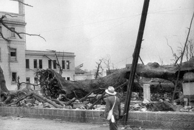 爆風で倒された大クスノキ。左は被爆建物として現存する旧日本銀行広島支店（爆心地から500メートル）＝広島市小町（現広島市中区）で1945（昭和20）年8月9日、国平幸男撮影