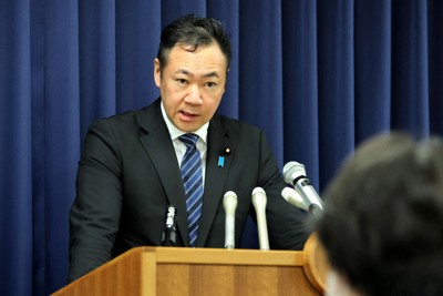 記者会見で白石隆浩死刑囚の死刑執行について発表する鈴木馨祐法相＝東京都千代田区で2025年6月27日午前10時52分、幾島健太郎撮影