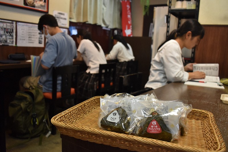 自習室は「おにぎり屋」 余った商品提供でフードロス解消効果も | 毎日新聞