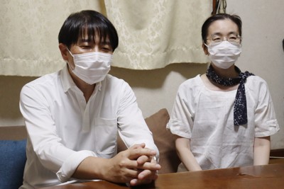 アルコール依存症の診断を受け、断酒した高山和人さん（左）。右は妻の佳恵さん＝八街市で2025年6月24日午後8時8分、林帆南撮影