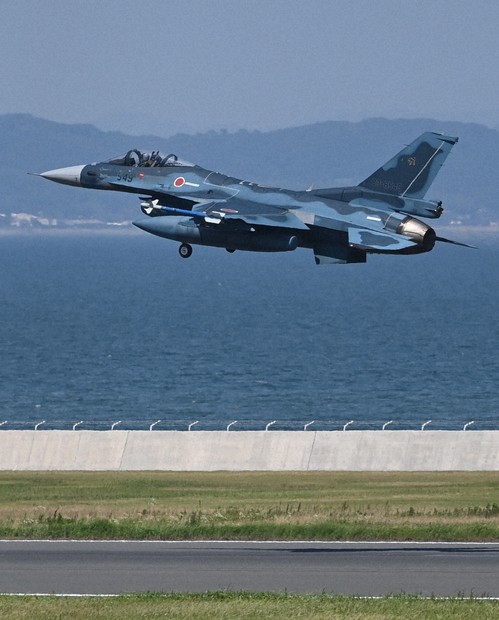 北九州空港で初の戦闘機訓練 空自がタッチ・アンド・ゴー実施 | 毎日新聞
