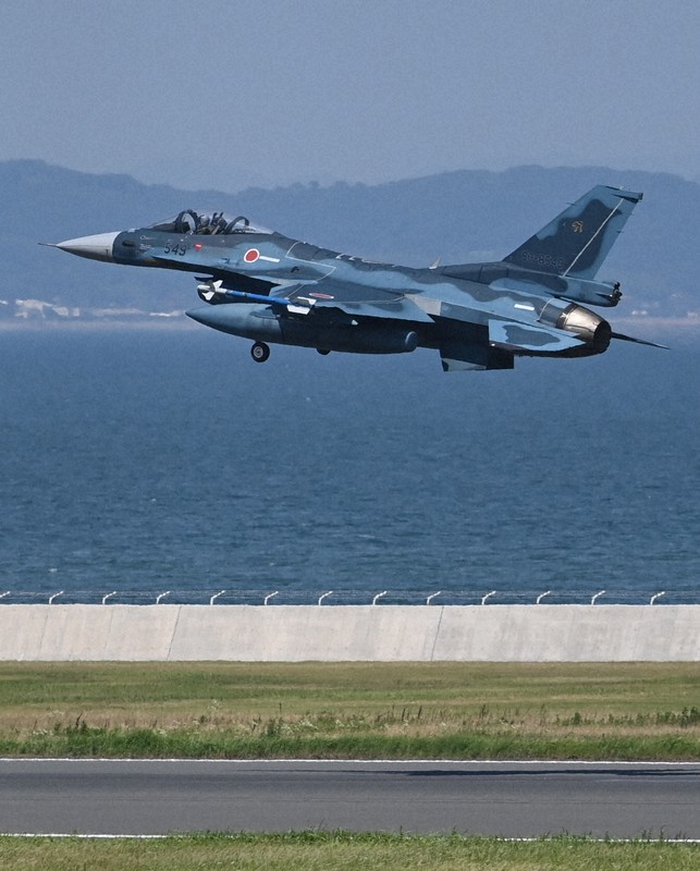 北九州空港で初の戦闘機訓練 空自がタッチ・アンド・ゴー実施 | 毎日新聞