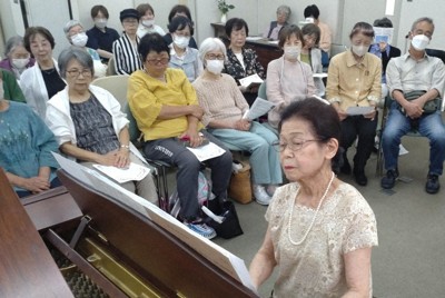 95歳でピアノリサイタルを開いた橋本静子さん（手前）。力強いタッチで10曲を演奏した＝神戸市中央区の神戸YWCAで2025年6月12日午後2時18分、山本真也撮影