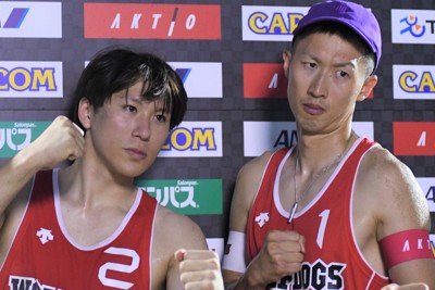 本戦へ意気込むウルフドッグス名古屋の渡辺俊介選手（右）と市川健太選手＝東京都立川市のタチヒビーチで2025年6月27日午後7時33分、玉井滉大撮影