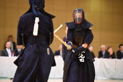 中央大の池田胡春選手（奥）＝東京・ひがしんアリーナで2024年9月21日、高橋将平撮影