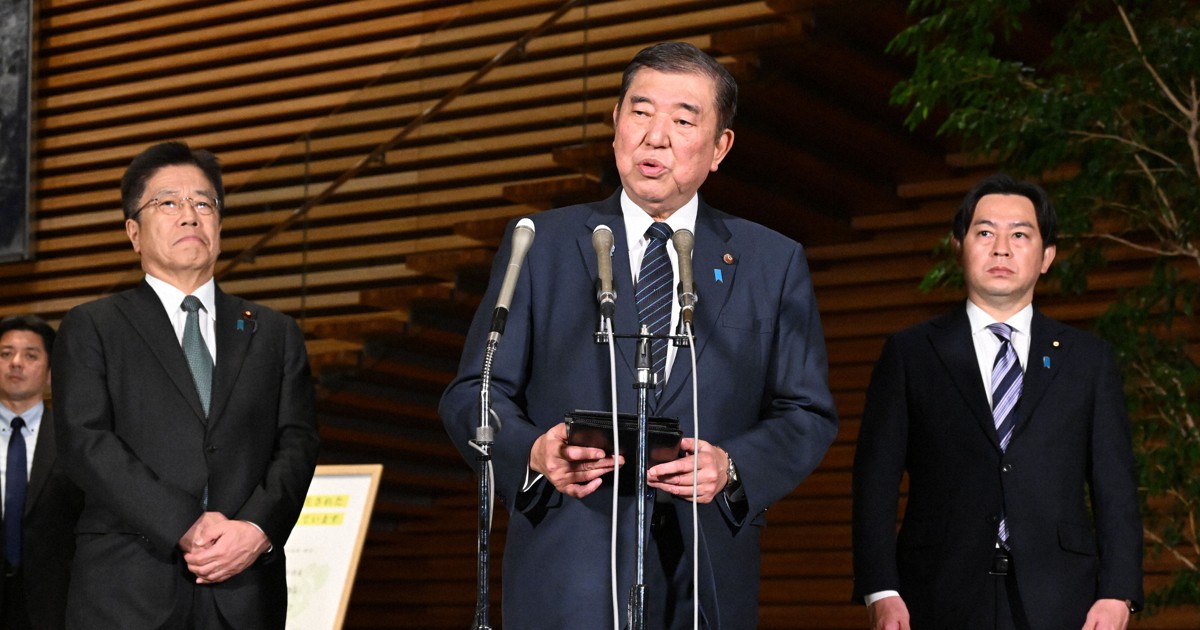 高額療養費制度について、8月の負担額引き上げを見送ることを表明する石破茂首相（中央）。左は加藤勝信財務相、右は福岡資麿厚生労働相＝首相官邸で2025年3月7日午後8時10分、平田明浩撮影