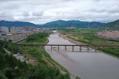 中国、ロシア、北朝鮮の国境地帯を流れる図們江（北朝鮮名・豆満江）。河川を挟んで左側が中国、右側が北朝鮮。下流域は露朝間を通り日本海に注ぐ＝中国吉林省図們市で16日、河津啓介撮影