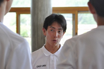 2位で終えた男鹿駅伝のレース後、ミーティングで選手たちに声をかける中央大の大石港与コーチ＝秋田県男鹿市で2025年6月28日、岩壁峻撮影
