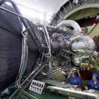H2Aの1段ロケットに取り付けられたLE－7Aエンジンの出荷前の最終作業＝愛知県飛島村の三菱重工名古屋航空宇宙システム製作所で、2001年撮影