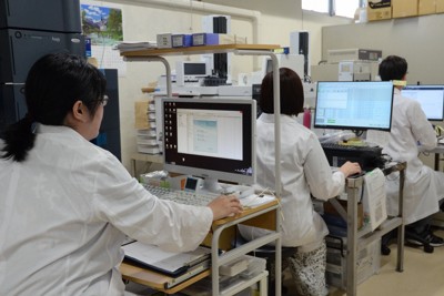 現場で採取したサンプルを分析する環境リサーチ社員ら＝東京都八王子市で2025年6月19日、古屋敷尚子撮影