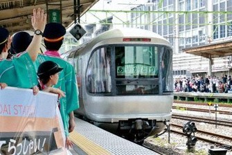 寝台特急「カシオペア」引退 四半世紀運行、上野でファン別れ惜しむ