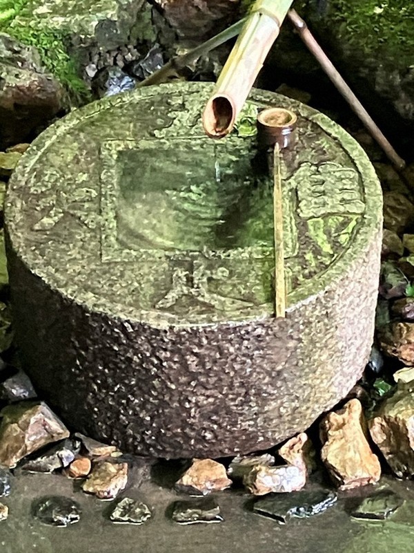 京都・龍安寺の手水鉢（蹲＜つくばい＞）。口を真ん中に共有して「吾唯知足」と書かれており、「吾（われ）唯（ただ）足るを知る」と読む。知足は古代中国の哲学者・老子の言葉＝筆者撮影